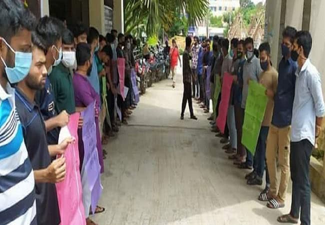 কুমিল্লা বিশ্ববিদ্যালয়ে ছাত্রলীগের সদস্যরা সশরীরে পরীক্ষা দিতে দাঁড়িয়ে. Channel i News - চ্যানেল আই নিউজ