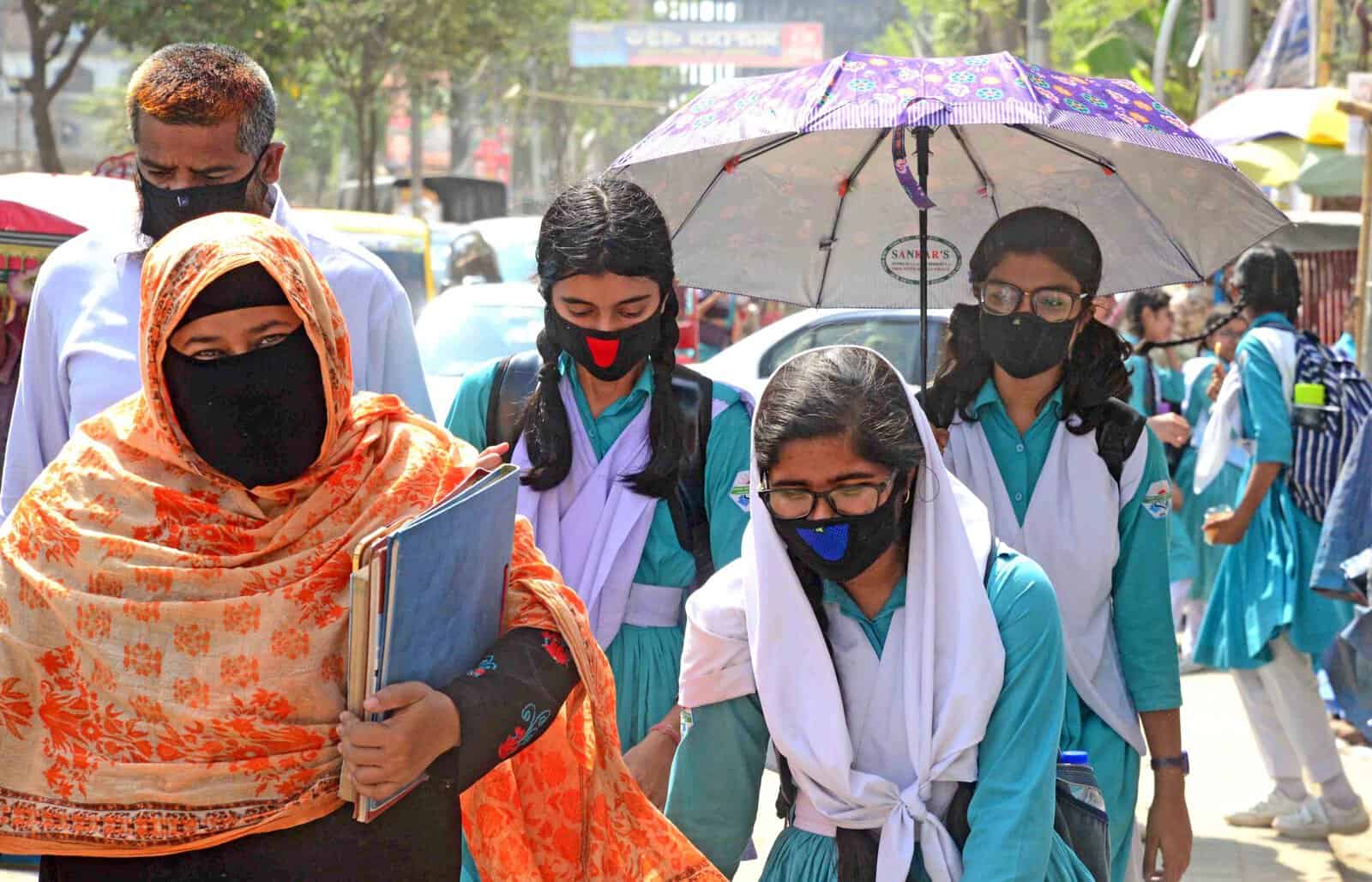 শিক্ষার্থীরা মাস্ক পরে স্কুলে আসছে, শিক্ষাপ্রতিষ্ঠানের ছুটি বাড়ানোর প্রতিবাদ।. Channel i News - চ্যানেল আই নিউজ