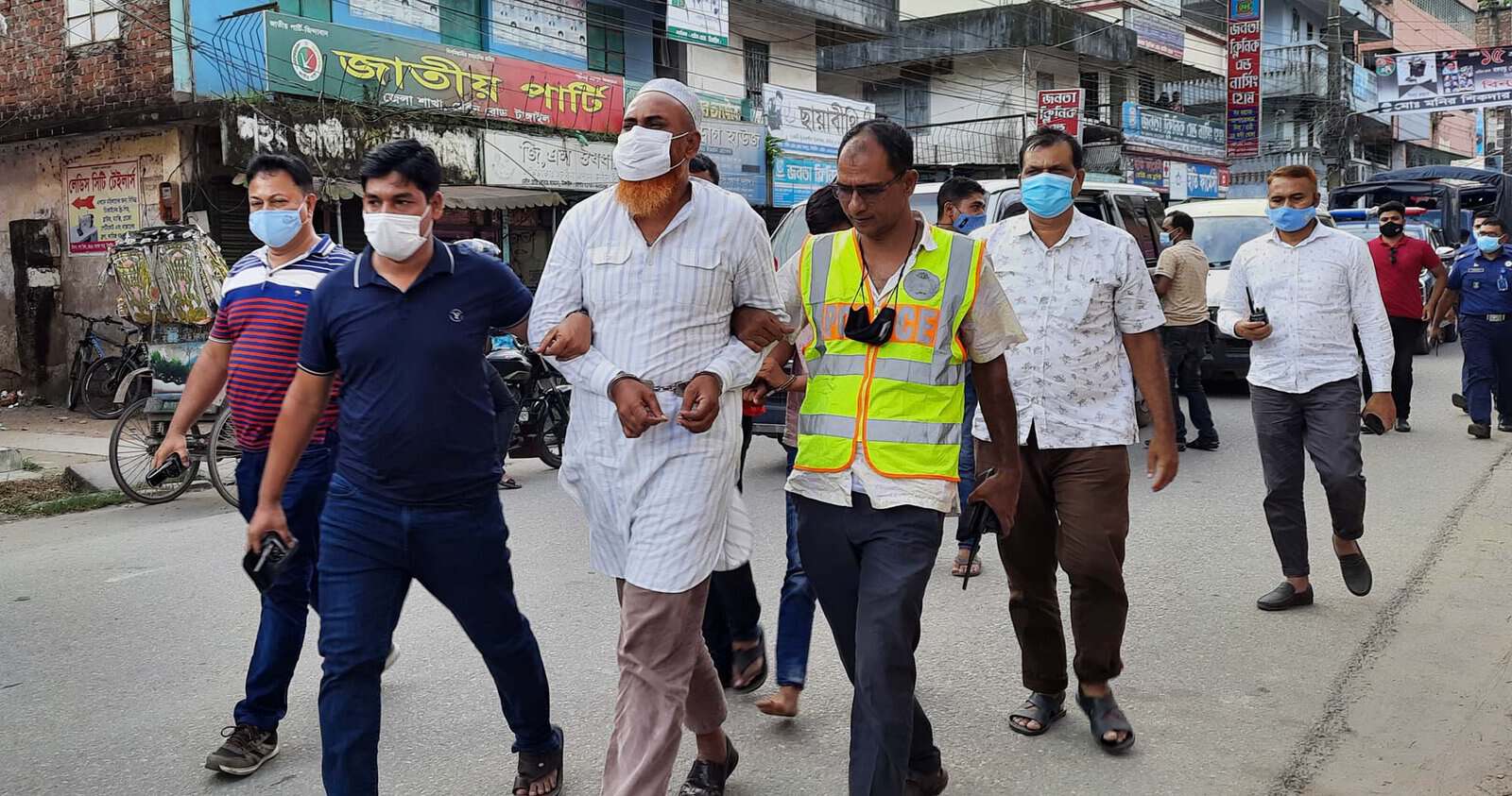 পৌর কাউন্সিলর মোর্শেদকে তিন দিনের রিমান্ডে নিয়ে আদালত যাচ্ছেন. Channel i News - চ্যানেল আই নিউজ