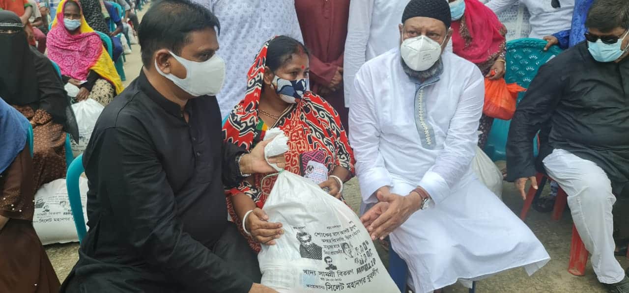 জনপ্রিয় নেতারা মানুষের পাশে দাঁড়িয়ে সাহায্য বিতরণ করছেন. Channel i News - চ্যানেল আই নিউজ