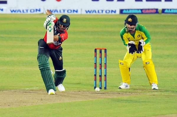 বাংলাদেশের ব্যাটসম্যানের শট, অস্ট্রেলিয়ার ফিল্ডার দেখছেন. Channel i News - চ্যানেল আই নিউজ
