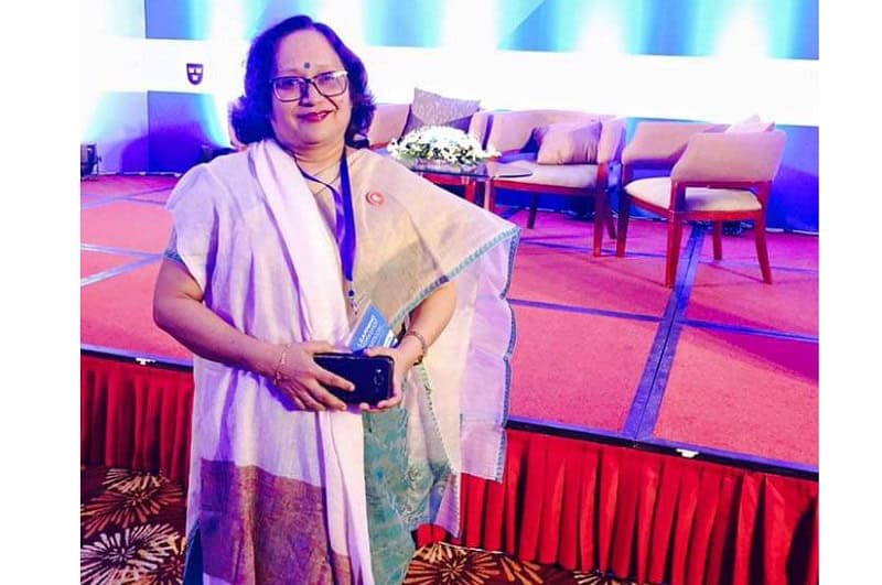 বাংলাদেশের একজন নারী সাংবাদিক বা কর্মকর্তা, পোষাক পরিহিত, ক্যামেরা হাতে, অনুষ্ঠানস্থলে।. Channel i News - চ্যানেল আই নিউজ