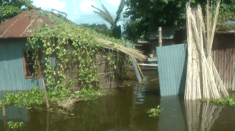 চরাঞ্চলে বন্যার কারণে ক্ষতিগ্রস্ত ঘরবাড়ি ও জলাবদ্ধতা. Channel i News - চ্যানেল আই নিউজ