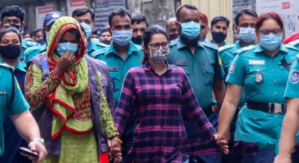 পরীমনি কারাগারে যাওয়ার পথে আইনশৃঙ্খলা রক্ষাকারী বাহিনীর সঙ্গে।. Channel i News - চ্যানেল আই নিউজ