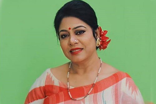 ফেরদৌস আরা, বাংলাদেশি নারী, সুন্দর হাসি, লাল ফুলের গয়না, সবুজ পটভূমি. Channel i News - চ্যানেল আই নিউজ