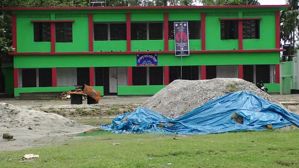 সবুজ ও লাল রঙের স্কুল ভবন, নির্মাণ কাজ চলছে সামনে মাটি ও পলিথিনের ঢাকনা. Channel i News - চ্যানেল আই নিউজ