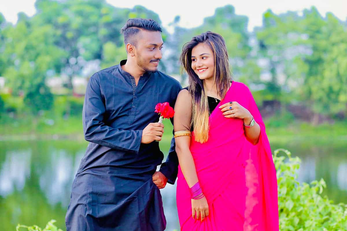 প্রেমিক যুগল নদীর পাশে হাসিমুখে ছবি তুলছে. Channel i News - চ্যানেল আই নিউজ