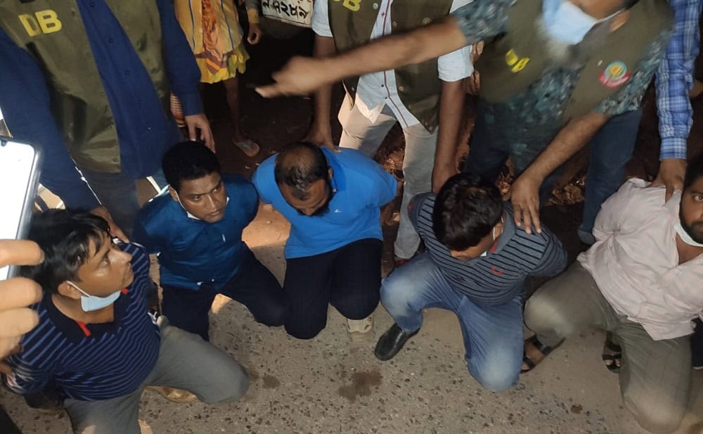 অভিযানে গ্রেফতার সন্দেহভাজনরা, পুলিশ ও তদন্তকারীরা. Channel i News - চ্যানেল আই নিউজ