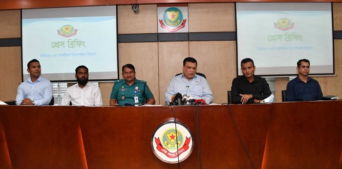 প্রেস ব্রিফিংয়ে কর্মকর্তাদের উপস্থিতি, বাংলাদেশ পুলিশ ও র‍্যাব সদস্যরা. Channel i News - চ্যানেল আই নিউজ