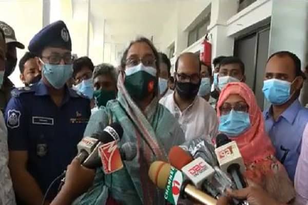 শিক্ষামন্ত্রী সাংবাদিকদের সঙ্গে কথা বলছেন, বেশ কয়েকজন উপস্থিত।. Channel i News - চ্যানেল আই নিউজ