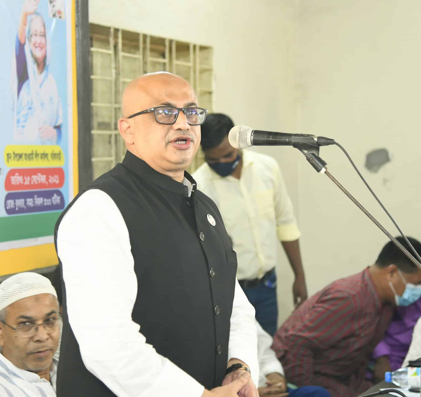 তথ্য প্রতিমন্ত্রী নির্বাচনী এলাকায় বঙ্গবন্ধুর ছবি বিতরণ করছেন. Channel i News - চ্যানেল আই নিউজ
