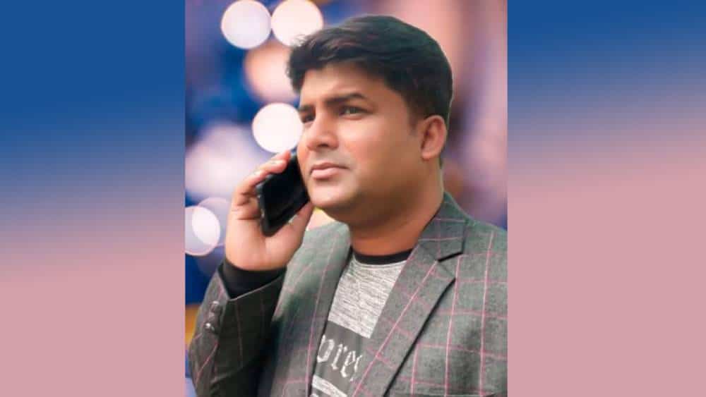 বাংলাদেশি যুবক মোবাইলে কথা বলছেন, শহুরে পরিবেশে।. Channel i News - চ্যানেল আই নিউজ