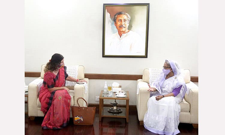 প্রধানমন্ত্রী ও একজন নারী সাক্ষাৎ করছেন, ছবি একটি অফিসে।. Channel i News - চ্যানেল আই নিউজ