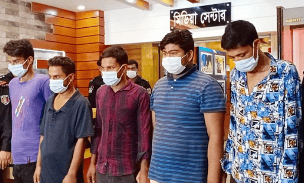 জনপ্রিয় ব্যক্তিরা মাস্ক পরে দাঁড়িয়ে আছেন. Channel i News - চ্যানেল আই নিউজ