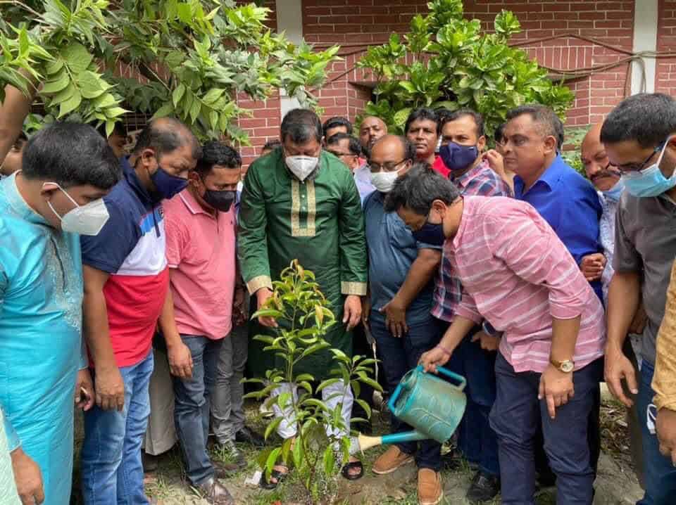 যুবলীগের সদস্যরা বৃক্ষরোপণে অংশগ্রহণ করছে, শেখ হাসিনার জন্মদিন উপলক্ষে।. Channel i News - চ্যানেল আই নিউজ