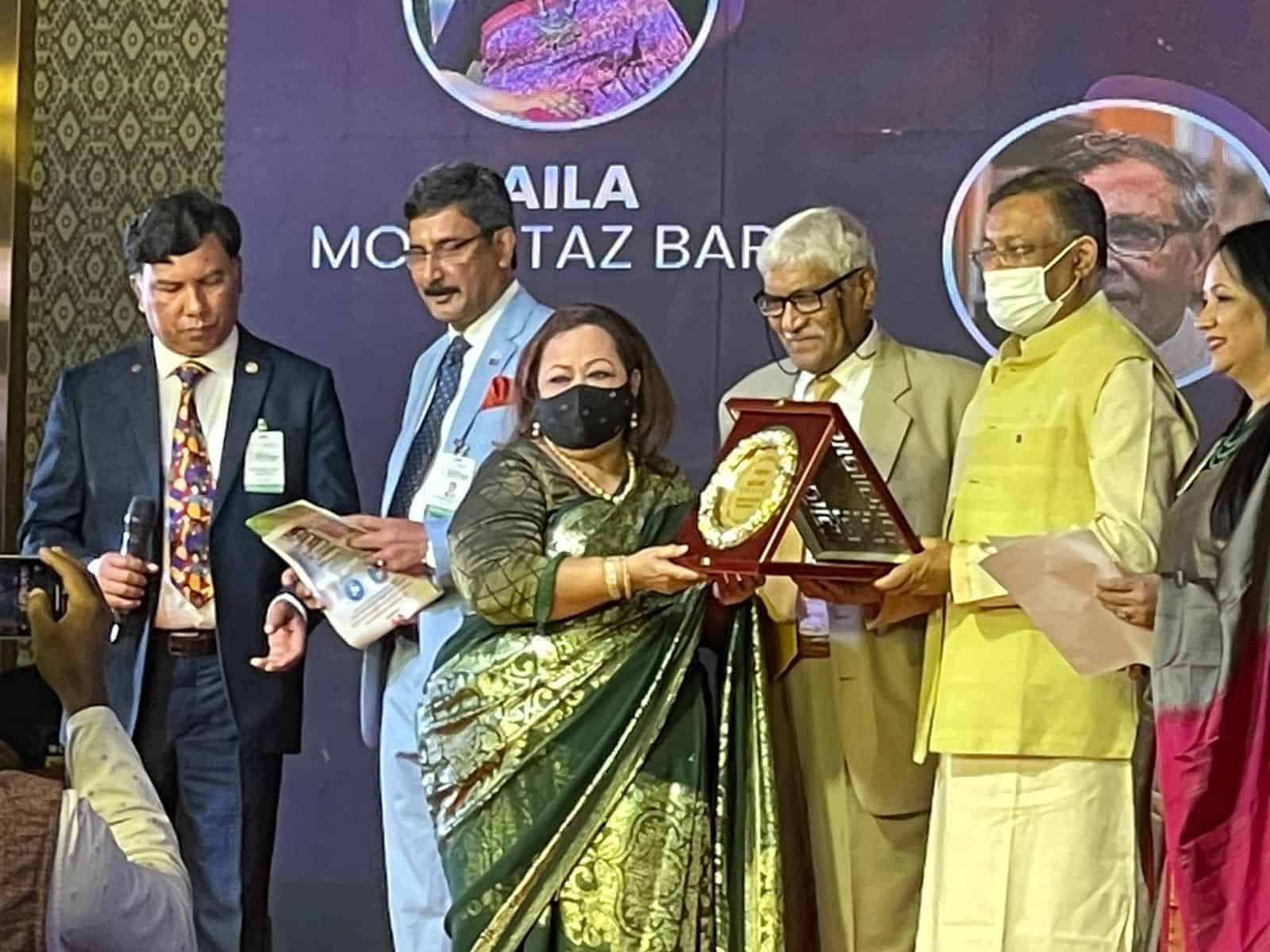 মুকিত মজুমদার বাবু 'এ ফ্রেন্ড অব নেচার' পুরস্কার গ্রহণ করছেন. Channel i News - চ্যানেল আই নিউজ