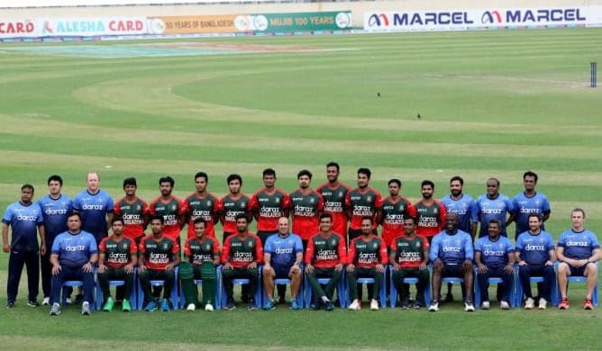 বাংলাদেশ ক্রিকেট দল মাঠে প্রস্তুত, খেলোয়াড়রা একসঙ্গে ছবি তুলছে।. Channel i News - চ্যানেল আই নিউজ