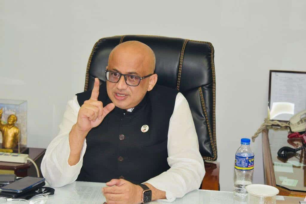 তথ্য প্রতিমন্ত্রীর অফিসে সাক্ষাৎকারের সময় বক্তা. Channel i News - চ্যানেল আই নিউজ