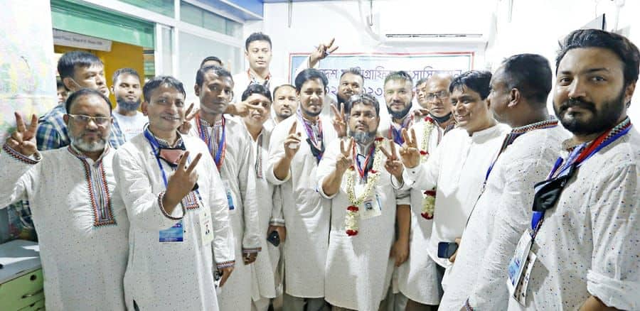 নির্বাচনে বিজয়ী গণতান্ত্রিক পরিষদ সদস্যরা উল্লাসে মেতে উঠেছেন. Channel i News - চ্যানেল আই নিউজ