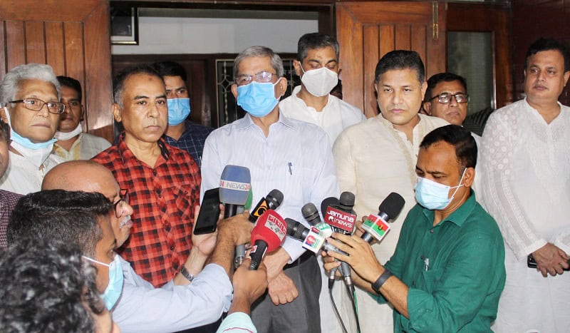 ফখরুলের সঙ্গে সাংবাদিকদের সাক্ষাৎ, বিভিন্ন সংবাদমাধ্যমের ক্যামেরা ও মাইক্রোফোন দেখা যাচ্ছে. Channel i News - চ্যানেল আই নিউজ