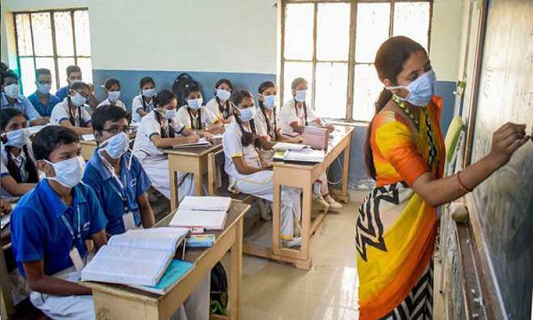 স্কুলে শিক্ষার্থীরা ক্লাসে মাস্ক পরে বসে থাকছে।. Channel i News - চ্যানেল আই নিউজ