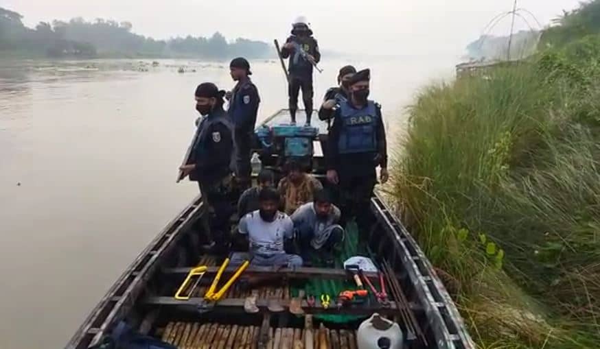 ময়মনসিংহে র‍্যাবের অভিযানে জঙ্গি আটক, উদ্ধার অস্ত্র ও সরঞ্জাম. Channel i News - চ্যানেল আই নিউজ