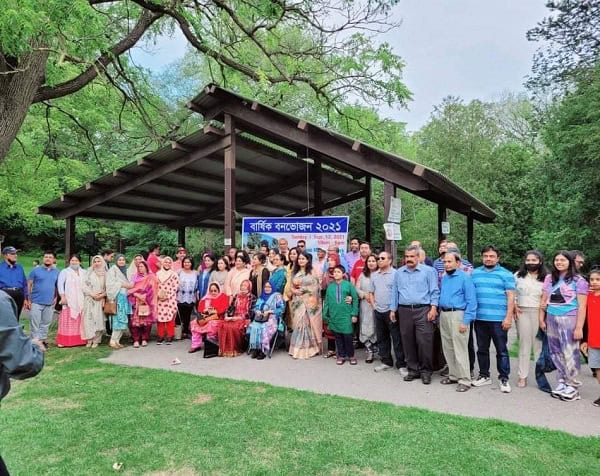 চট্টগ্রাম কলেজ অ্যালামনাই অ্যাসোসিয়েশনের বনভোজনের দল ছবি. Channel i News - চ্যানেল আই নিউজ