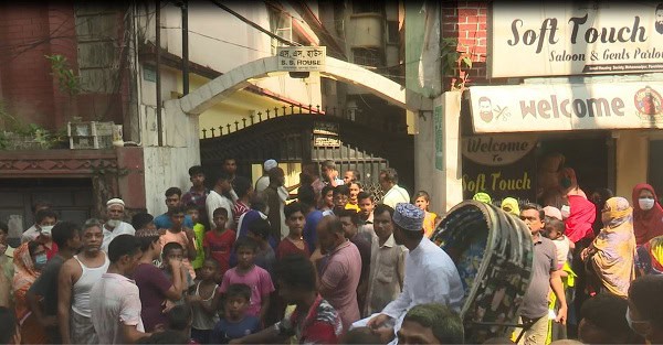 সিলিংফ্যানের সঙ্গে ঝুলন্ত মা-ছেলের মরদেহ, আশপাশে ভিড় করে মানুষ. Channel i News - চ্যানেল আই নিউজ