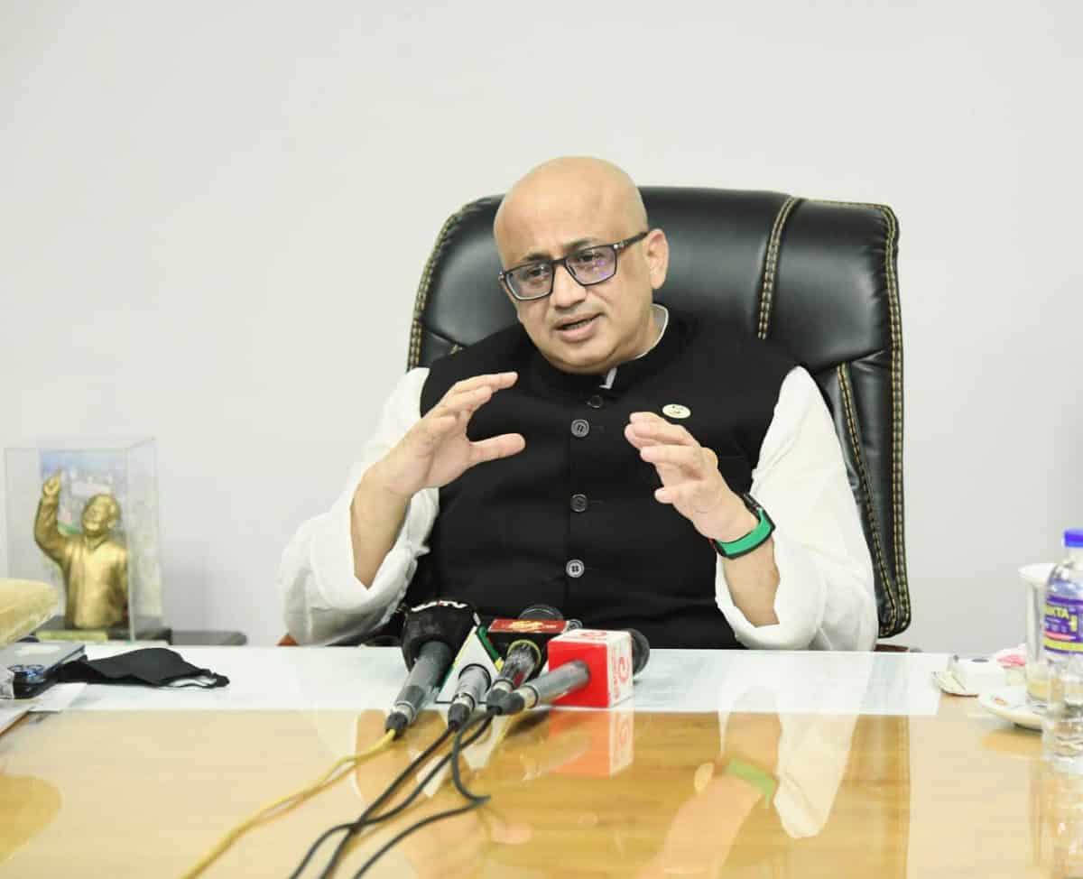 তথ্য প্রতিমন্ত্রী সাংবাদিকদের সাথে বক্তব্য দিচ্ছেন. Channel i News - চ্যানেল আই নিউজ