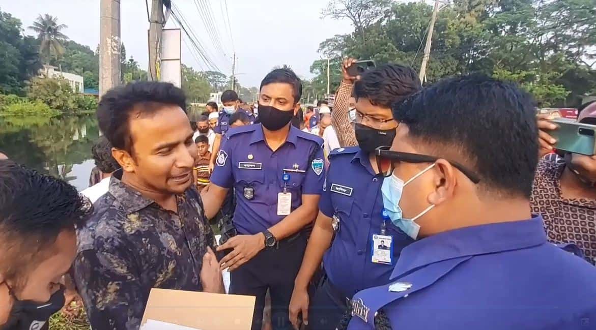 জনপ্রতিনিধি ও পুলিশ সদস্যরা নদীর পাড়ে আলোচনা করছে।. Channel i News - চ্যানেল আই নিউজ