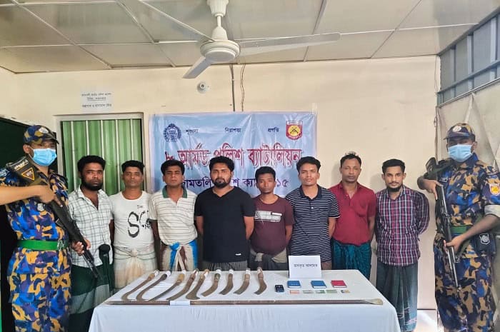 আটক রোহিঙ্গা ও দেশীয় অস্ত্রসহ ৮ জনের ছবি. Channel i News - চ্যানেল আই নিউজ