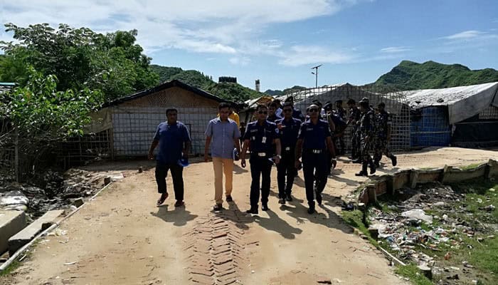 নিরাপত্তা বাহিনী রোহিঙ্গা ক্যাম্পে তল্লাশি চালাচ্ছে. Channel i News - চ্যানেল আই নিউজ