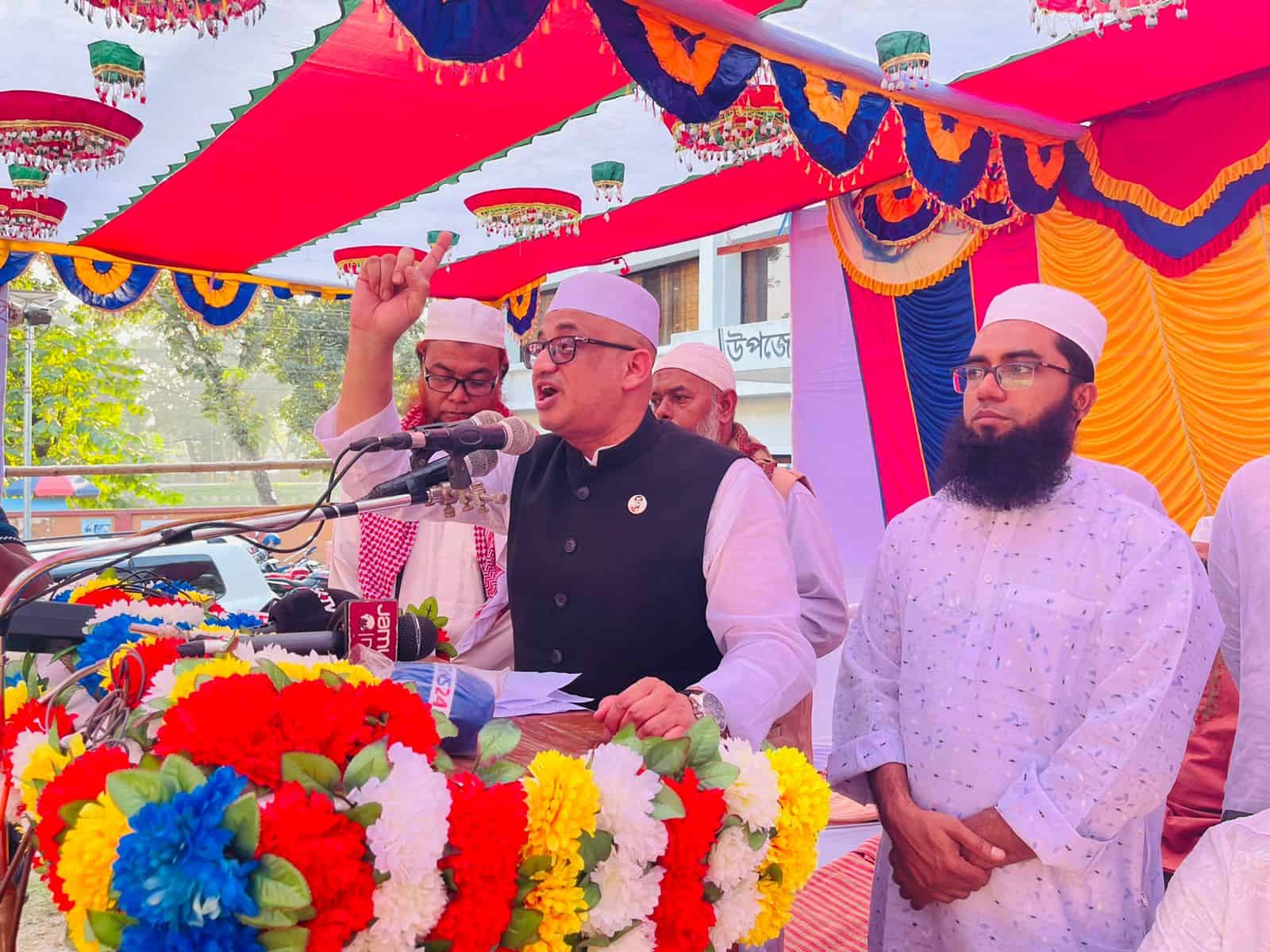 তথ্য প্রতিমন্ত্রী জনসভায় বক্তব্য দিচ্ছেন, পাশে অন্য মুসলিম ধর্মাবলম্বী ব্যক্তি. Channel i News - চ্যানেল আই নিউজ