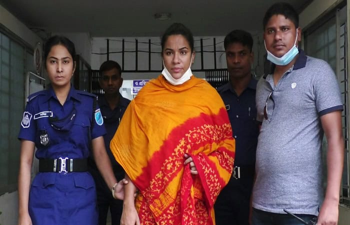 নারী গ্রেফতার, আইজিপির স্ত্রী পরিচয়ে প্রতারণার অভিযোগে. Channel i News - চ্যানেল আই নিউজ