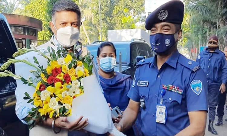 বাংলাদেশ পুলিশ কর্মকর্তা ফুলের তোড়া গ্রহণ করছেন. Channel i News - চ্যানেল আই নিউজ