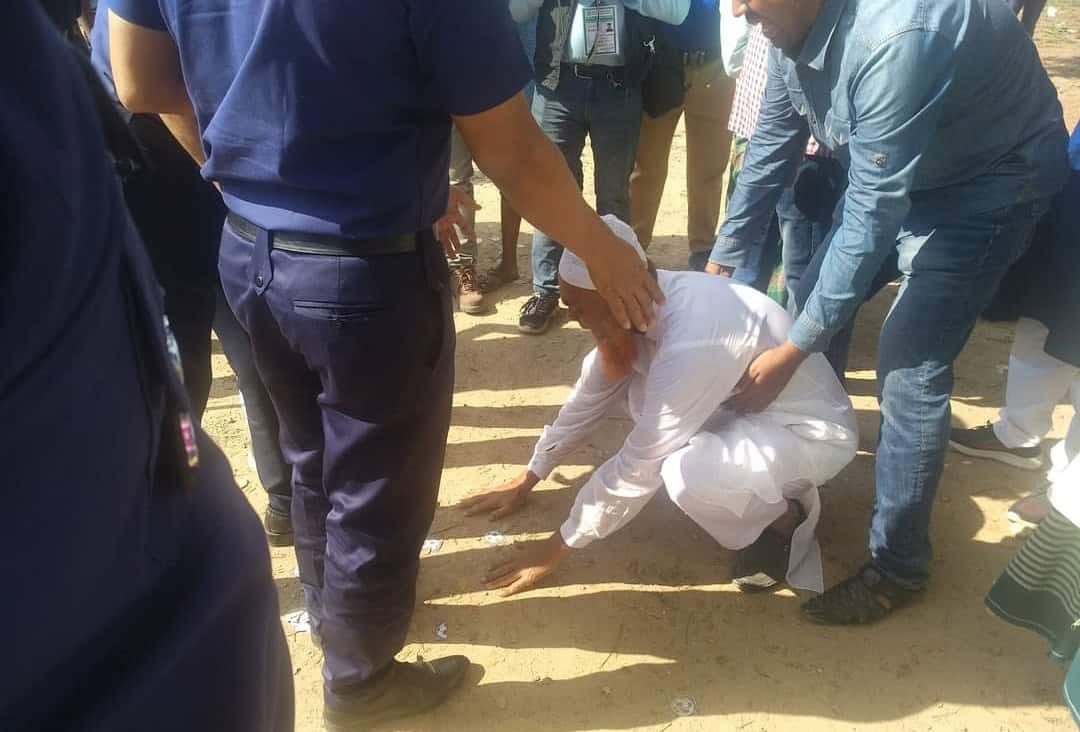 প্রার্থীর পা ধরে কান্নায় ভেঙে পড়া ছবি, পুলিশ ও স্থানীয়রা উপস্থিত. Channel i News - চ্যানেল আই নিউজ