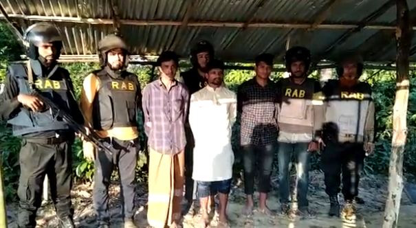 অস্ত্রসহ ৩ সন্ত্রাসী আটক, মহেশখালী, বাংলাদেশ. Channel i News - চ্যানেল আই নিউজ