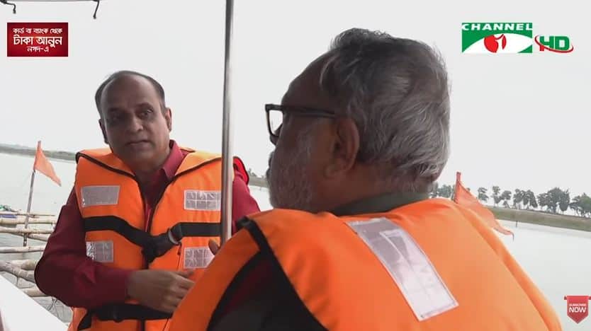 নদীতে নৌকা চালাচ্ছেন পর্যটক ও পর্যবেক্ষক. Channel i News - চ্যানেল আই নিউজ