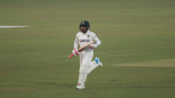 বাংলাদেশি ক্রিকেটার মুশফিক ব্যাটিং করছেন, ৯১ রানে থামলেন মুশফিক. Channel i News - চ্যানেল আই নিউজ