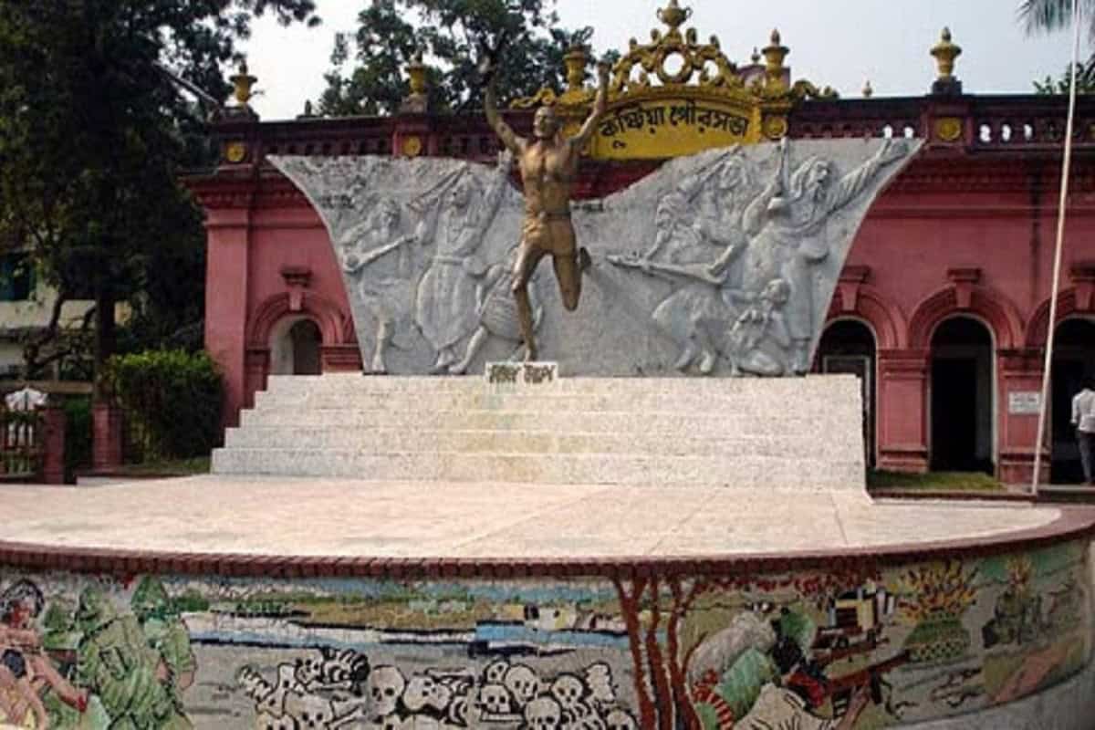 কুষ্টিয়া শত্রুমুক্ত দিবসের স্মৃতিস্তম্ভ, শহরের কেন্দ্রস্থলে অবস্থিত।. Channel i News - চ্যানেল আই নিউজ