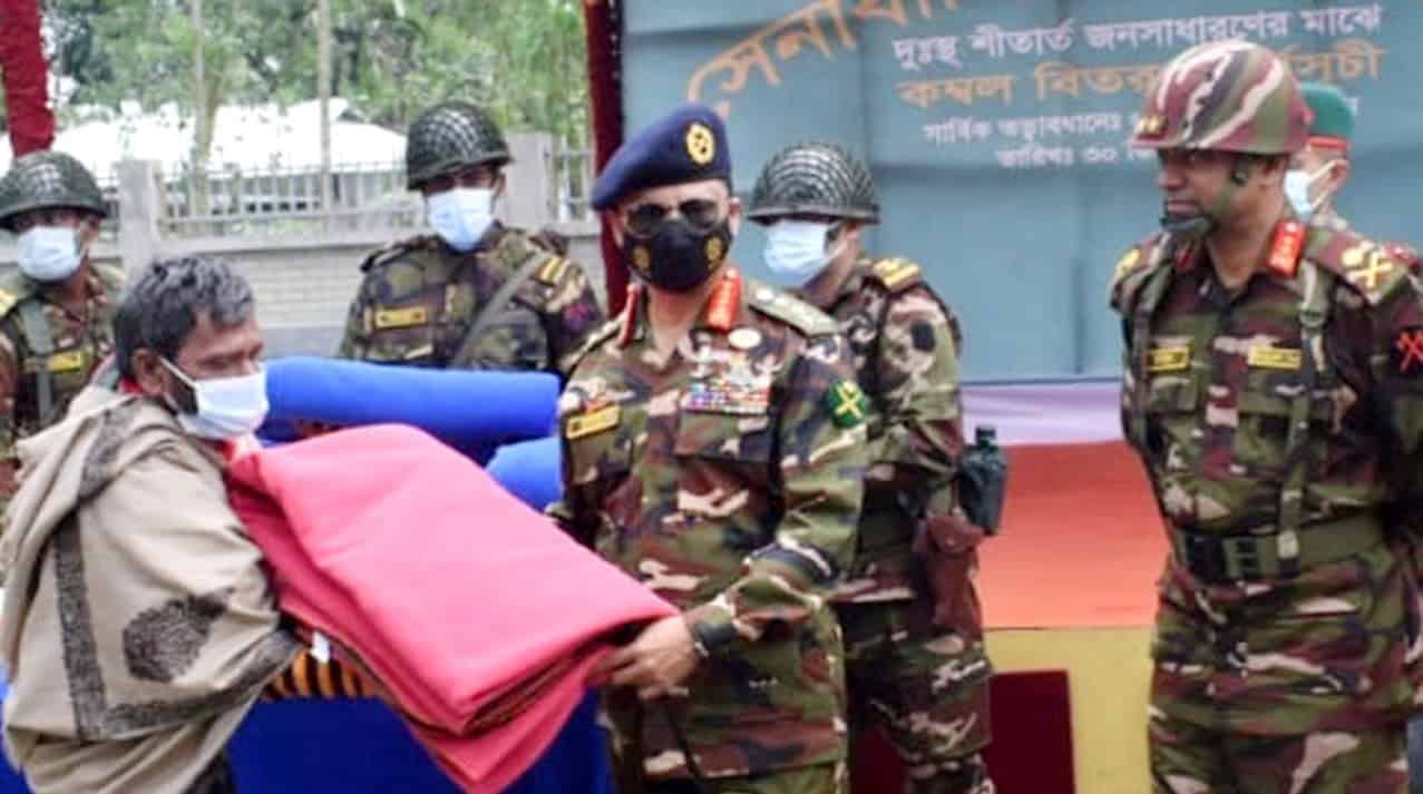 সেনাপ্রধান শীতবস্ত্র বিতরণ অনুষ্ঠানে সেনা কর্মকর্তাদের সাথে. Channel i News - চ্যানেল আই নিউজ