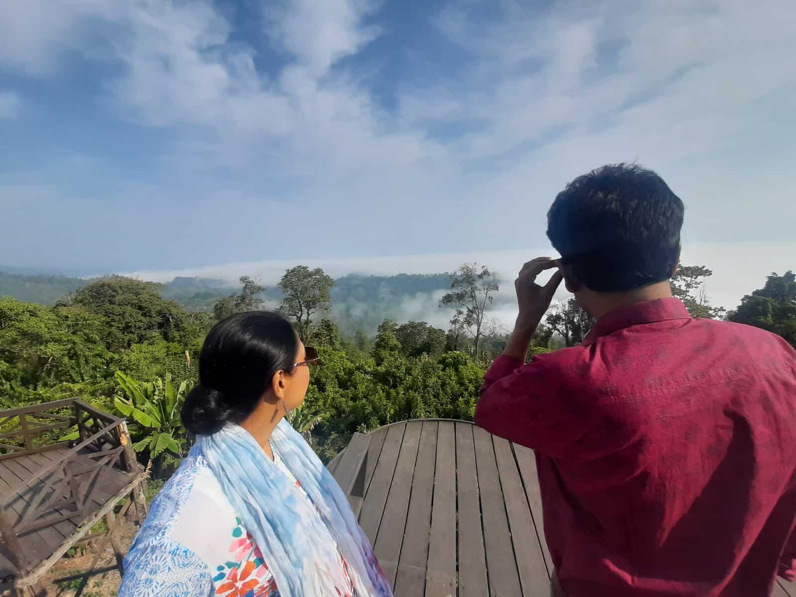 সাজেকের পাহাড়ি দৃশ্য দেখছেন দুই পর্যটক, প্রকৃতি উপভোগ করছেন. Channel i News - চ্যানেল আই নিউজ