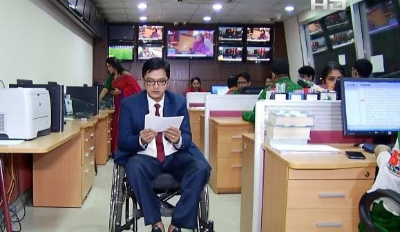 হুইল চেয়ারে বসে সংবাদ পাঠ করছেন আজিজ মুন্না. Channel i News - চ্যানেল আই নিউজ