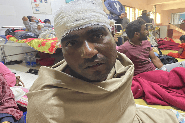 আহত ব্যক্তির কাছাকাছি হাসপাতালে চিকিৎসাধীন অবস্থায় ছবি. Channel i News - চ্যানেল আই নিউজ