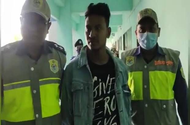 গ্রেপ্তার ইস্রাফিল হুদার সঙ্গে পুলিশ সদস্যরা, কক্সবাজারে ধর্ষণ মামলার রিমান্ডে. Channel i News - চ্যানেল আই নিউজ
