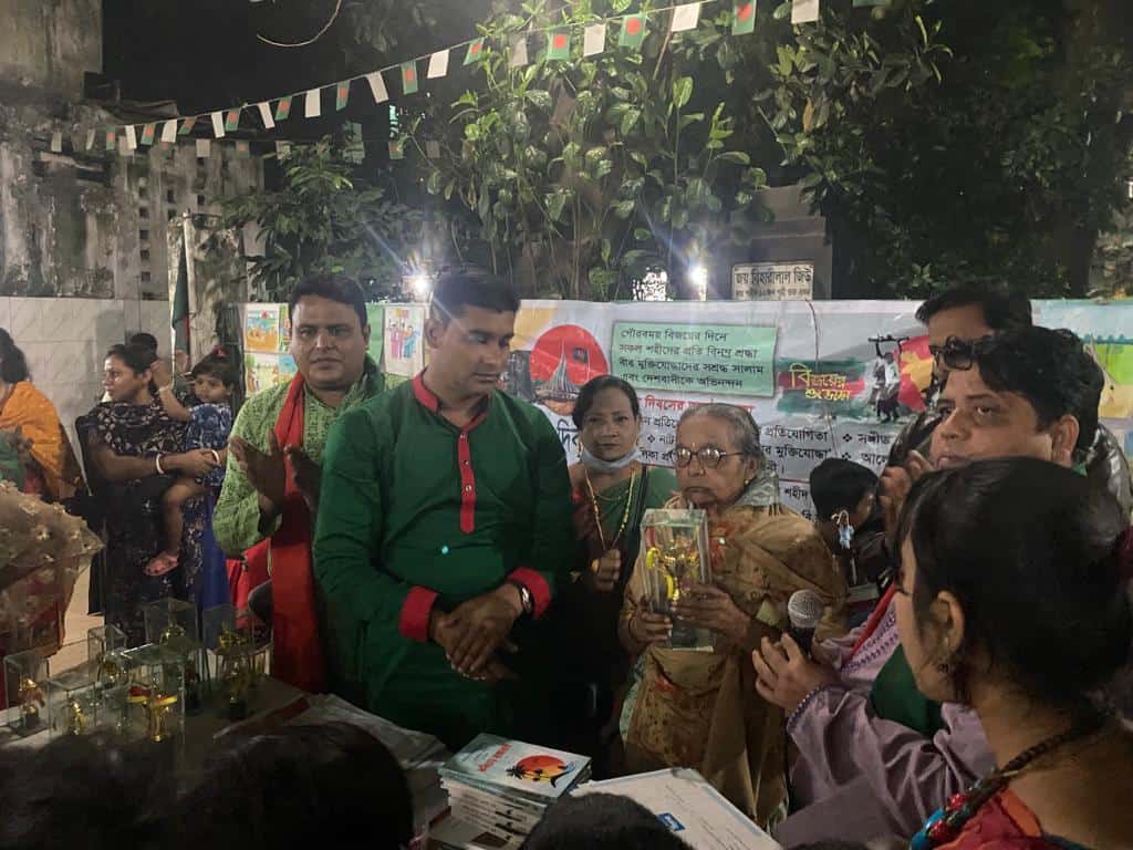 শিশু ও পরিবারের সদস্যরা বিজয় সুবর্ণ জয়ন্তী উদযাপন করছে. Channel i News - চ্যানেল আই নিউজ