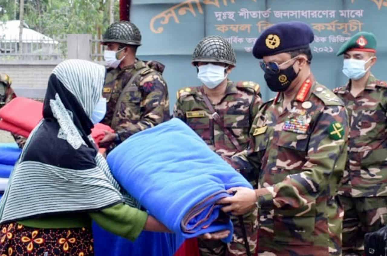 সেনাপ্রধান শীতবস্ত্র বিতরণে অংশগ্রহণকারী সেনা কর্মকর্তা ও নারী. Channel i News - চ্যানেল আই নিউজ
