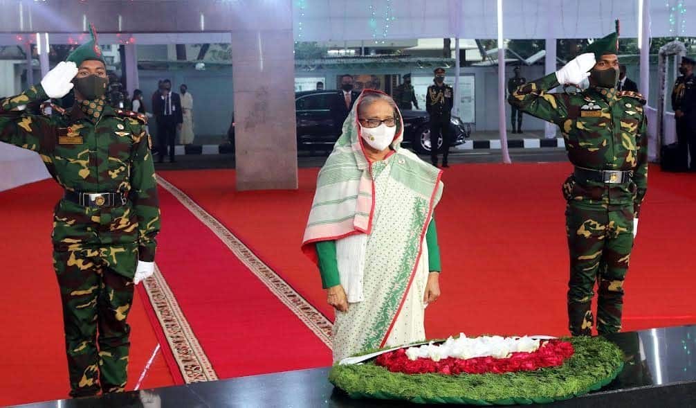 প্রধানমন্ত্রী জাতির পিতার প্রতি শ্রদ্ধা জানাচ্ছেন, সেনা সদস্যরা সালাম দিচ্ছে. Channel i News - চ্যানেল আই নিউজ