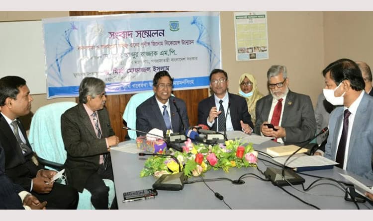 সংবাদ সম্মেলনে উপস্থিত সাংবাদিক ও কর্মকর্তারা. Channel i News - চ্যানেল আই নিউজ