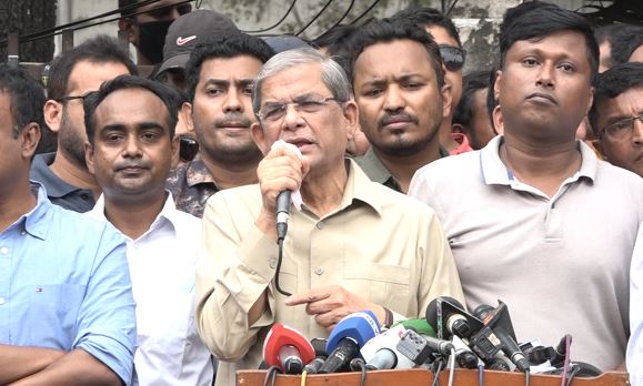 মির্জা ফখরুল ইসলাম আলমগীর সাংবাদিকদের সামনে বক্তব্য দিচ্ছেন. Channel i News - চ্যানেল আই নিউজ
